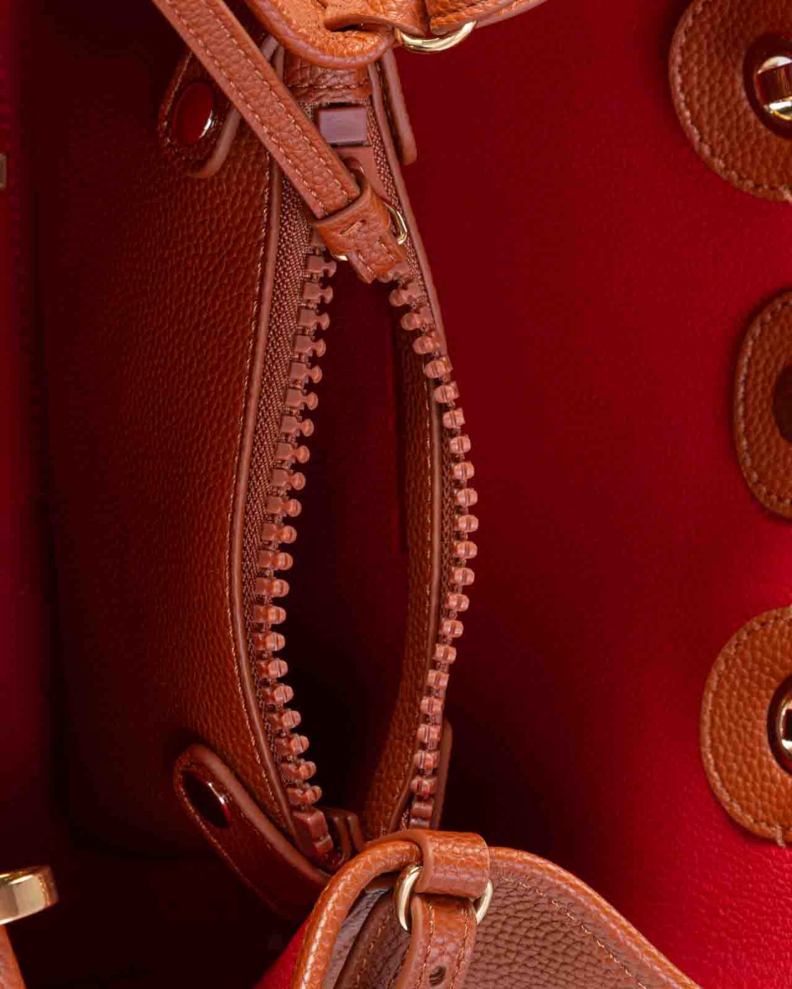 shop EMPORIO ARMANI Saldi Borsa: Emporio Armani shopper MyEA Bag piccola, stampa cervo.
Borsa a mano realizzata con rifinitura stampa cervo.
Tracolla logata removibile e regolabile.
Logo frontale dorato.
Doppi manici a tono. 
I manici possono essere sganciati e i ganci possono essere cambiati con quelli della stessa linea. 
Pochette interna in coordinato con zip. 
Interno foderato.
Dimensioni: 26 x 20 x 10 cm.
Composizione: 100% poliuretano.
Made in China.. Y3D166 YFO5B-85550 number 7255732